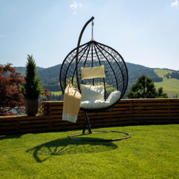 Predstavujeme vám závesné hojdacie kreslo Nolan New v elegantnej kombinácii medenej, hnedej a krémovej farby. Toto moderné kreslo je ideálnym doplnkom pre váš domov alebo záhradu, pričom jeho dizajn z umelého ratanu a ocele zaručuje dlhú životnosť a odolnosť voči poveternostným podmienkam.