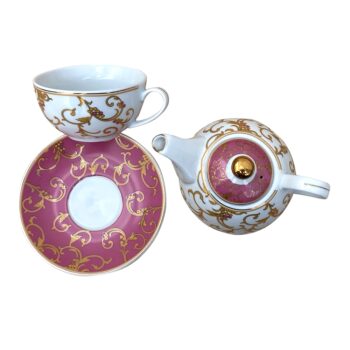 Predstavujeme vám elegantnú čajovú súpravu Nora Afternoon Tea, ktorá je dokonalým spojením moderného dizajnu a funkčnosti. Táto súprava, vyrobená z kvalitného porcelánu, prichádza v jemnej kombinácii bielej, ružovej a zlatej farby, čo jej dodáva luxusný vzhľad a zároveň sa hodí…