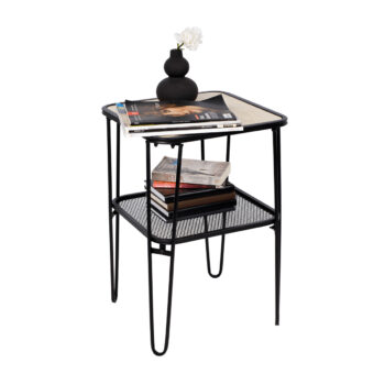 Príručný stolík Noras v elegantnej kombinácii čiernej a dubovej farby je ideálnym doplnkom pre moderné interiéry. Tento štýlový kus nábytku od značky KONDELA sa vyznačuje jednoduchým, no zároveň sofistikovaným dizajnom, ktorý zaujme na prvý pohľad.