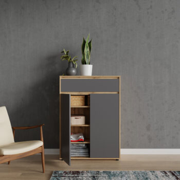 Dvojdverová komoda so zásuvkou Norman CH-2D/1DR je elegantným a praktickým doplnkom do vášho interiéru. S jej moderným vzhľadom v sivej grafitovej farbe a dubovými detailmi sa hodí do rôznych štýlov zariadenia, od minimalistických po tradičné.