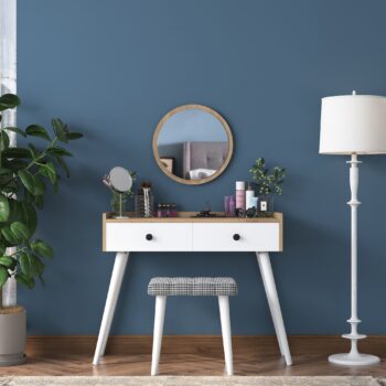 Toaletný stolík NOSE – Elegantný kútik pre vašu spálňuToaletný stolík NOSE je dokonalým doplnkom do každej spálne. Spája funkčnosť s moderným dizajnom v kombinácii bielej farby a orechového dekoru. Tento štýlový stolík poskytuje komfortný priestor na starostlivosť o vzhľad a prináša do vášho interiéru nádych elegancie.Hlavné vlastnosti:Typ tovaru: toaletný stolík so zrkadlomRozmer: 83.8 x 98.6 x 40 cmFarba: biela + orechMateriál: melamín, VT laminátHrúbka materiálu: 18 mmVybavenie: 2 zásuvky, zrkadlo a taburetkaTvar: obdĺžnikovýPočet osôb: pre jednéhoDodatočné informácie: dodávame v demonteToaletný stolík NOSE je vybavený dvoma praktickými zásuvkami, ktoré poskytujú dostatok priestoru na uloženie kozmetiky, šperkov alebo ďalších nevyhnutností. Veľké zrkadlo a pohodlná taburetka zaisťujú maximálny komfort pri každodennej starostlivosti o váš vzhľad.Vďaka kvalitným materiálom, ako je melamín a VT laminát, je stolík odolný, ľahko sa udržuje a dlhodobo si zachováva svoj elegantný vzhľad. Kompaktný obdĺžnikový tvar je navrhnutý pre jedného užívateľa a hodí sa aj do menších spální.Objednajte si toaletný stolík NOSE ešte dnes a vytvorte si svoj vlastný kozmetický kútik, ktorý kombinuje štýl, funkčnosť a pohodlie!