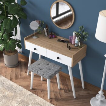 Toaletný stolík NOSE – Elegantný kútik pre vašu spálňuToaletný stolík NOSE je dokonalým doplnkom do každej spálne. Spája funkčnosť s moderným dizajnom v kombinácii bielej farby a orechového dekoru. Tento štýlový stolík poskytuje komfortný priestor na starostlivosť o vzhľad a prináša do vášho interiéru nádych elegancie.Hlavné vlastnosti:Typ tovaru: toaletný stolík so zrkadlomRozmer: 83.8 x 98.6 x 40 cmFarba: biela + orechMateriál: melamín, VT laminátHrúbka materiálu: 18 mmVybavenie: 2 zásuvky, zrkadlo a taburetkaTvar: obdĺžnikovýPočet osôb: pre jednéhoDodatočné informácie: dodávame v demonteToaletný stolík NOSE je vybavený dvoma praktickými zásuvkami, ktoré poskytujú dostatok priestoru na uloženie kozmetiky, šperkov alebo ďalších nevyhnutností. Veľké zrkadlo a pohodlná taburetka zaisťujú maximálny komfort pri každodennej starostlivosti o váš vzhľad.Vďaka kvalitným materiálom, ako je melamín a VT laminát, je stolík odolný, ľahko sa udržuje a dlhodobo si zachováva svoj elegantný vzhľad. Kompaktný obdĺžnikový tvar je navrhnutý pre jedného užívateľa a hodí sa aj do menších spální.Objednajte si toaletný stolík NOSE ešte dnes a vytvorte si svoj vlastný kozmetický kútik, ktorý kombinuje štýl, funkčnosť a pohodlie!