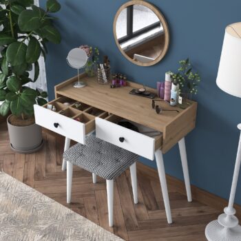 Toaletný stolík NOSE – Elegantný kútik pre vašu spálňuToaletný stolík NOSE je dokonalým doplnkom do každej spálne. Spája funkčnosť s moderným dizajnom v kombinácii bielej farby a orechového dekoru. Tento štýlový stolík poskytuje komfortný priestor na starostlivosť o vzhľad a prináša do vášho interiéru nádych elegancie.Hlavné vlastnosti:Typ tovaru: toaletný stolík so zrkadlomRozmer: 83.8 x 98.6 x 40 cmFarba: biela + orechMateriál: melamín, VT laminátHrúbka materiálu: 18 mmVybavenie: 2 zásuvky, zrkadlo a taburetkaTvar: obdĺžnikovýPočet osôb: pre jednéhoDodatočné informácie: dodávame v demonteToaletný stolík NOSE je vybavený dvoma praktickými zásuvkami, ktoré poskytujú dostatok priestoru na uloženie kozmetiky, šperkov alebo ďalších nevyhnutností. Veľké zrkadlo a pohodlná taburetka zaisťujú maximálny komfort pri každodennej starostlivosti o váš vzhľad.Vďaka kvalitným materiálom, ako je melamín a VT laminát, je stolík odolný, ľahko sa udržuje a dlhodobo si zachováva svoj elegantný vzhľad. Kompaktný obdĺžnikový tvar je navrhnutý pre jedného užívateľa a hodí sa aj do menších spální.Objednajte si toaletný stolík NOSE ešte dnes a vytvorte si svoj vlastný kozmetický kútik, ktorý kombinuje štýl, funkčnosť a pohodlie!