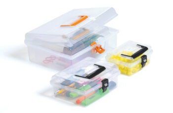 Plastový úložný box NUF1L od značky NABBI je ideálnym riešením pre organizáciu a skladovanie vašich predmetov. S jeho priehľadnou a čiernou farebnosťou sa hodí do každého interiéru a pridáva moderný vzhľad.