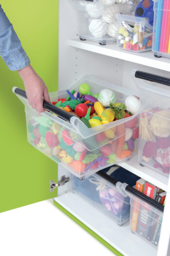 Plastový úložný box na kolieskach NUK3H 14 l - priehľadná je praktickým a moderným riešením pre organizáciu vášho interiéru. Tento produkt patrí do kategórií Nábytok, Doplnky a dekorácie, Úložné boxy a košíky, Skladovacie úložné boxy.