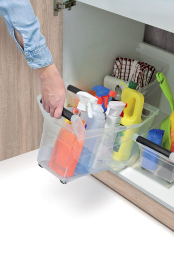 Plastový úložný box na kolieskach NUK3L s objemom 10 litrov je praktickým a moderným doplnkom do každého interiéru. Vďaka svojej priehľadnej farbe sa hodí do rôznych farebných schém a štýlov zariadenia. Box je vyrobený z kvalitného plastu, ktorý je ľahko udržiavateľný - stačí ho utierať navlhko.…