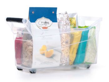 Plastový úložný box na kolieskach NUK4L s objemom 17 litrov je praktickým a moderným doplnkom do každého interiéru. S jeho pomocou udržíte poriadok v domácnosti celoročne. Box je vyrobený z kvalitného plastu, ktorý sa ľahko čistí - stačí ho utrieť navlhko.