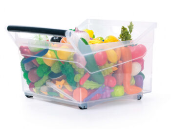 Plastový úložný box na kolieskach NUK5L s objemom 29 litrov je praktickým a moderným doplnkom do každého interiéru. S jeho pomocou udržíte poriadok v domácnosti celoročne. Box je vyrobený z kvalitného plastu, ktorý sa ľahko čistí - stačí ho utrieť navlhko.