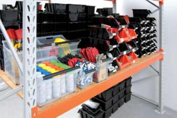 Plastový úložný box na kolieskach NUK5L s objemom 29 litrov je praktickým a moderným doplnkom do každého interiéru. S jeho pomocou udržíte poriadok v domácnosti celoročne. Box je vyrobený z kvalitného plastu, ktorý sa ľahko čistí - stačí ho utrieť navlhko.