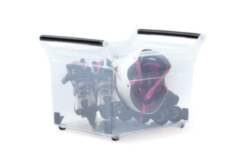 Plastový úložný box na kolieskach NUK6H s objemom 49 litrov je ideálnym riešením pre ukladanie rôznych predmetov v interiéri. Tento moderný a praktický box je vyrobený z kvalitného plastu, ktorý sa ľahko čistí - stačí ho utrieť navlhko. Box je priehľadný, takže obsah je vždy dobre viditeľný.…