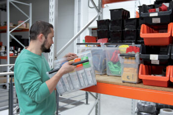 Plastový úložný box na kolieskach NUK6H s objemom 49 litrov je ideálnym riešením pre ukladanie rôznych predmetov v interiéri. Tento moderný a praktický box je vyrobený z kvalitného plastu, ktorý sa ľahko čistí - stačí ho utrieť navlhko. Box je priehľadný, takže obsah je vždy dobre viditeľný.…