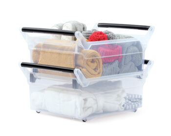 Plastový úložný box na kolieskach NUK6L 30 l - priehľadná je praktickým a moderným riešením pre uskladnenie rôznych predmetov v interiéri. Tento produkt patrí do kategórií Nábytok, Doplnky a dekorácie, Úložné boxy a košíky, Skladovacie úložné boxy.