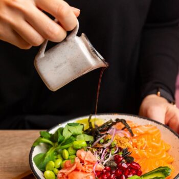 Inšpirujte sa výnimočným dizajnom nádobky na smotanu. Zamilujete si výraznú rúčku, ktorá vaše servírovanie ozvláštni. Lesklá povrchová úprava, nezvyčajný okraj a dizajnový vzor vášmu stolu dodá prvky osobitosti, po akých túžite.