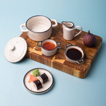 Inšpirujte sa výnimočným dizajnom nádobky na smotanu. Zamilujete si výraznú rúčku, ktorá vaše servírovanie ozvláštni. Lesklá povrchová úprava, nezvyčajný okraj a dizajnový vzor vášmu stolu dodá prvky osobitosti, po akých túžite.