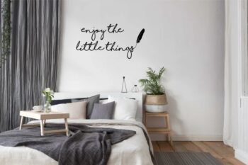 Samolepky na stenu sú originálnym riešením pre doladenie vášho interiéru do posledného detailu. Viete ich použiť v každej izbe vašej domácnosti či už je to spálňa, obývačka, detská izba, ale aj kuchyňa a chodba. V ponuke je dostupných veľa možností a dizajnov nálepiek v rôznych farbách, motívoch a rozmeroch. Vytvorte si jedinečný a originálny domov pomocou nálepiek, ktoré sa jednoducho aplikujú.