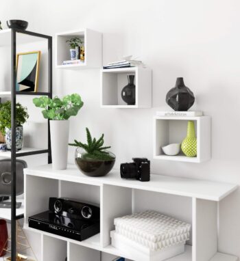Elegantná nástenná polica VALERIA25X25 v čisto bielom prevedení  Oživte svoju obývaciu izbu s nástennou policou VALERIA25X25. Jej čisto biely odtieň prinesie do interiéru sviežosť a pocit priestoru, a jej kompaktné rozmery zaručujú ľahké umiestnenie v akomkoľvek kúte miestnosti.   Typ tovaru: Nástenná polica - dokonalý doplnok pre každú obývaciu izbu. Materiál: LTD - odolný a ľahko udržiavateľný. Rozmer: 25 x 25 x 15 cm - ideálny pre malé aj väčšie miestnosti. Farba: Biela - univerzálna a čistá farba pre ľahký a moderný vzhľad. Počet políc: 3 - perfektný na uloženie obľúbených kníh, kvetov alebo dekorácií.   S policou VALERIA25X25 urobíte zo svojej obývačky skutočný skvost, kde budú vaše najobľúbenejšie predmety vždy na očiach.