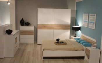 Elegantný nočný stolík zo spálňového nábytku VIENNA. Je vyrobený z LTD materiálu, ktoré sa ľahko udržiava. Zaujímavé farebné prevedenie dub sonoma v kombinácii s bielou farbou. Rozmer (v/š/h) 46 x 42 x 38 cm. Dodávame v demonte V spálňovom sektore VIENNA máte na výber: šatníkovú skriňu, manželskú posteľ, nočný stolík, komody.