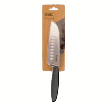 Podľa japonskej receptúry. Nôž Santoku s čepeľou dlhou 12,7 cm je podľa Japoncov skvelý na 3 činnosti – krájanie, sekanie a drvenie. Môže za to práve čepeľ, ktorá je dostatočne široká, ale aj mierne hrubšia. A do jej tela sme pridali aj pár rýh. Keď s ňou krájate mrkvu, nelepí sa vám na nôž, ale padá na pracovnú dosku. Širokú čepeľ zároveň využijete aj ako lopatku – naberiete nakrájané mäso či zeleninu a vhodíte do hrnca. Čepele nožov Basic sú vyrobené z kvalitnej nemeckej ocele a do plastovej rúčky sú zapustené – vďaka tomu je spoj veľmi pevný. Rúčky sú potiahnuté vrstvou gumy, preto sa vám v rukách nebudú šmýkať. Nože sú zabalené v papierovej kartičke s priehľadnou plastovou časťou na čepeli. Teší nás, že už pri línii Basic vieme garantovať vynikajúcu kvalitu.