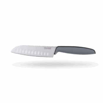 Podľa japonskej receptúry. Nôž Santoku s čepeľou dlhou 12,7 cm je podľa Japoncov skvelý na 3 činnosti – krájanie, sekanie a drvenie. Môže za to práve čepeľ, ktorá je dostatočne široká, ale aj mierne hrubšia. A do jej tela sme pridali aj pár rýh. Keď s ňou krájate mrkvu, nelepí sa vám na nôž, ale padá na pracovnú dosku. Širokú čepeľ zároveň využijete aj ako lopatku – naberiete nakrájané mäso či zeleninu a vhodíte do hrnca. Čepele nožov Basic sú vyrobené z kvalitnej nemeckej ocele a do plastovej rúčky sú zapustené – vďaka tomu je spoj veľmi pevný. Rúčky sú potiahnuté vrstvou gumy, preto sa vám v rukách nebudú šmýkať. Nože sú zabalené v papierovej kartičke s priehľadnou plastovou časťou na čepeli. Teší nás, že už pri línii Basic vieme garantovať vynikajúcu kvalitu.
