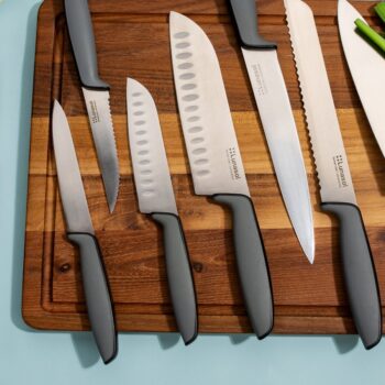 Podľa japonskej receptúry Nôž Santoku s čepeľou dlhou 17,8 cm je podľa Japoncov skvelý na 3 činnosti – krájanie, sekanie a drvenie. Môže za to práve čepeľ, ktorá je dostatočne široká, ale aj mierne hrubšia. A do jej tela sme pridali aj pár rýh. Keď s ňou krájate mrkvu či cuketu, nelepí sa vám na nôž, ale padá na pracovnú dosku. Širokú čepeľ zároveň využijete aj ako lopatku – naberiete nakrájané mäso či zeleninu a vhodíte do hrnca. Čepele nožov Basic sú vyrobené z kvalitnej nemeckej ocele a do plastovej rúčky sú zapustené – vďaka tomu je spoj veľmi pevný. Rúčky sú potiahnuté vrstvou gumy, preto sa vám v rukách nebudú šmýkať. Nože sú zabalené v papierovej kartičke s priehľadnou plastovou časťou na čepeli. Teší nás, že už pri línii Basic vieme garantovať vynikajúcu kvalitu.