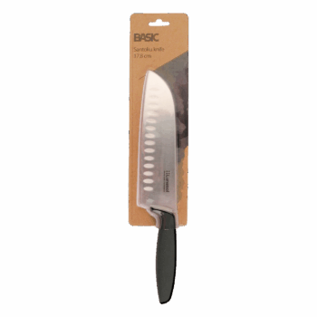 Podľa japonskej receptúry Nôž Santoku s čepeľou dlhou 17,8 cm je podľa Japoncov skvelý na 3 činnosti – krájanie, sekanie a drvenie. Môže za to práve čepeľ, ktorá je dostatočne široká, ale aj mierne hrubšia. A do jej tela sme pridali aj pár rýh. Keď s ňou krájate mrkvu či cuketu, nelepí sa vám na nôž, ale padá na pracovnú dosku. Širokú čepeľ zároveň využijete aj ako lopatku – naberiete nakrájané mäso či zeleninu a vhodíte do hrnca. Čepele nožov Basic sú vyrobené z kvalitnej nemeckej ocele a do plastovej rúčky sú zapustené – vďaka tomu je spoj veľmi pevný. Rúčky sú potiahnuté vrstvou gumy, preto sa vám v rukách nebudú šmýkať. Nože sú zabalené v papierovej kartičke s priehľadnou plastovou časťou na čepeli. Teší nás, že už pri línii Basic vieme garantovať vynikajúcu kvalitu.