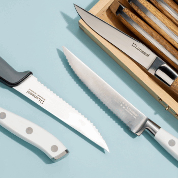 Steakový nôž má čepeľ podobnú pílke. Je dlhá 11,5 cm a pomôže vám s krájaním všetkého, čo bežným príborovým nožom nezvládnete – okrem steakov ho využijete aj na pizzu či hamburgery. Čepele nožov Basic sú vyrobené z kvalitnej nemeckej ocele a do plastovej rúčky sú zapustené – vďaka tomu je spoj veľmi pevný. Rúčky sú potiahnuté vrstvou gumy, preto sa vám v rukách nebudú šmýkať. Nože sú zabalené v papierovej kartičke s priehľadnou plastovou časťou na čepeli. Teší nás, že už pri línii Basic vieme garantovať vynikajúcu kvalitu.