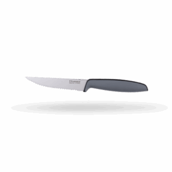 Steakový nôž má čepeľ podobnú pílke. Je dlhá 11,5 cm a pomôže vám s krájaním všetkého, čo bežným príborovým nožom nezvládnete – okrem steakov ho využijete aj na pizzu či hamburgery. Čepele nožov Basic sú vyrobené z kvalitnej nemeckej ocele a do plastovej rúčky sú zapustené – vďaka tomu je spoj veľmi pevný. Rúčky sú potiahnuté vrstvou gumy, preto sa vám v rukách nebudú šmýkať. Nože sú zabalené v papierovej kartičke s priehľadnou plastovou časťou na čepeli. Teší nás, že už pri línii Basic vieme garantovať vynikajúcu kvalitu.