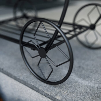 Podstavec pod kvetináč Odrio v elegantnej čiernej farbe je ideálnym doplnkom pre váš interiér. Tento moderný stojan, vyrobený z kvalitného kovu, ponúka nielen estetický vzhľad, ale aj praktickosť a stabilitu. S rozmermi 66 cm na šírku, 35 cm na hĺbku a 63 cm na výšku poskytuje dostatok priestoru…