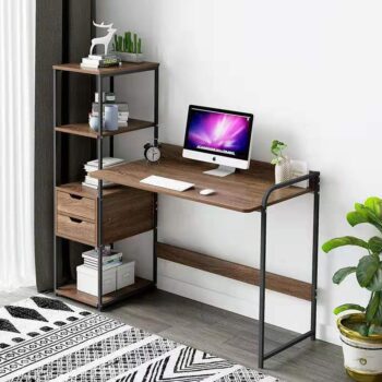 Zaujímavý písací stôl s integrovaným regálom OFFICE ozvláštni nejeden interiér. Vďaka univerzálnemu vzhľadu ho môžete umiestniť takmer kamkoľvek a svojím nenápadným dizajnom zapadne takmer do každého štýlu zariadenia. Pracovný stôl je ideálny na pohodlnú prácu či štúdium na doske z kvalitného MDF s melamínovým povrchom, ktorá je odolná voči poškodeniu a jednoduchá na údržbu. Vďaka jemnému rámu z čiernych matných železných rúrok s práškovou vrstvou je stôl ľahký. Regál ideálne poslúži na odkladanie dekorácií, či kníh a dobre poslúžia aj dve uzatvárateľné zásuvky.Rozmery: (š/h/v) 122 x 40 x 110cmFarebné prevedenie: orech / čiernaDodávame v demonte. 