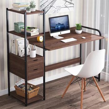 Zaujímavý písací stôl s integrovaným regálom OFFICE ozvláštni nejeden interiér. Vďaka univerzálnemu vzhľadu ho môžete umiestniť takmer kamkoľvek a svojím nenápadným dizajnom zapadne takmer do každého štýlu zariadenia. Pracovný stôl je ideálny na pohodlnú prácu či štúdium na doske z kvalitného MDF s melamínovým povrchom, ktorá je odolná voči poškodeniu a jednoduchá na údržbu. Vďaka jemnému rámu z čiernych matných železných rúrok s práškovou vrstvou je stôl ľahký. Regál ideálne poslúži na odkladanie dekorácií, či kníh a dobre poslúžia aj dve uzatvárateľné zásuvky.Rozmery: (š/h/v) 122 x 40 x 110cmFarebné prevedenie: orech / čiernaDodávame v demonte. 