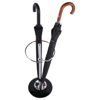 Stojan na dáždnik OLDO je praktický doplnok vhodný do každej moderne zariadenej predsiene. Konštrukcia je vyrobená z kovu vo farbe chrómu a doplnená o sklenený podstavec čiernej farby s priemerom 26 cm. V dolnej časti stojanu sa nachádza praktická miska na odtekanie vody z dáždnika.