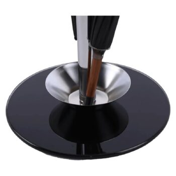 Stojan na dáždnik OLDO je praktický doplnok vhodný do každej moderne zariadenej predsiene. Konštrukcia je vyrobená z kovu vo farbe chrómu a doplnená o sklenený podstavec čiernej farby s priemerom 26 cm. V dolnej časti stojanu sa nachádza praktická miska na odtekanie vody z dáždnika.