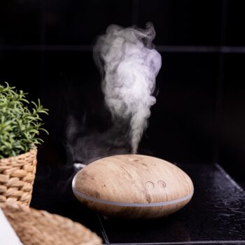 Predstavujeme vám aróma difuzér (zvlhčovač) Olio od značky KONDELA, ktorý je ideálnym doplnkom pre váš interiér. Tento moderný a štýlový difuzér v prírodnej farbe prinesie do vašej domácnosti nielen osviežujúcu vôňu, ale aj optimálnu vlhkosť vzduchu.