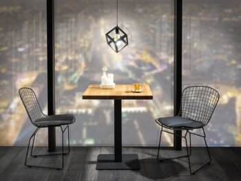 Moderný a dizajnový štvorcový jedálenský stôl. Stôl je vhodný do interiérov zariadených v štýle loft. Moderná konštrukcia stola je kovová čierna, vrchná doska je vyrobená z prírodného dreva v prevedení dub.Na vzorovom obrázku sú zobrazené stoličky ALFINO, ktoré nájdete v sekcii Doporučené doplnky. V našej ponuke nájdete aj ďalšie podobné jedálenské stoly.Rozmery (výška/šírka/hĺbka v cm): 76/60/60. Stôl je dostupný aj v ďalších rozmeroch. Dodávame v demontovanom stave.