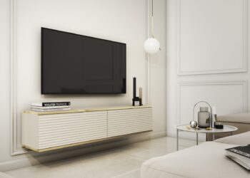 Moderný TV stolík ORLANDO sa stane pýchou každej obývačky. Zavesením na stenu v miestnosti pôsobí vzdušne a nadčasovo. Pre produkt boli použité módne farby a odolné materiály. Je vybavený dvoma priehradkami, ktoré poskytujú priestor pre rôzne typy elektronických zariadení a ďalšie príslušenstvo. Tiché a jemné otváranie dvierok zabezpečí push to open systém, stačí len zľahka zatlačiť na čelo nábytku. Zaujímavé drážkované predné čelá so zlatým lemovaním tento produkt odlišujú od ostatných TV stolíkov a v miestnosti tak pôsobí luxusne a štýlovo. Farebné prevedenie: béžováMateriál: MDF doska vystužená ABS hranouROZMERY: Hĺbka: 32 cmŠírka: 135 cmVýška: 30 cmDodávame v demonte.  
