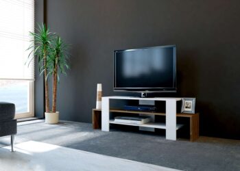 Predstavujeme OSOLE, TV stolík, ktorý prináša do vašej obývačky moderný a elegantný dizajn. Tento štýlový nábytok v kombinácii bielej a orechovej farby je navrhnutý tak, aby poskytoval praktické a estetické riešenie pre vaše multimediálne zariadenia a ďalšie potreby.Detailné špecifikácieTyp tovaru: TV stolíkMateriál: Kvalitná LTD s hrúbkou materiálu 18 mm, zaisťujúca odolnosť a dlhú životnosť.Rozmery: 40 x 120 x 29.5 cm, ideálny pre moderné obývacie priestory.Farba: Elegantná kombinácia bielej a orechovej, ktorá dodáva priestoru svieži a moderný vzhľad.Vybavenie: Odkladacie police poskytujúce dostatok úložného priestoru pre elektroniku, knihy alebo dekorácie.Vzhľad: Úzka konštrukcia, ktorá sa ľahko zmestí aj do menších priestorov.Počet dverí, dvierok: Bez dverí, čo zaisťuje ľahký prístup ku všetkým uloženým veciam.Dodatočné informácie: Produkt je dodávaný v demontovanom stave, čo uľahčuje transport a montáž.TV stolík OSOLE je ideálnou voľbou pre tých, ktorí hľadajú moderný a funkčný nábytok s elegantným vzhľadom. Jeho kombinácia bielej a orechovej farby a minimalistický dizajn prinášajú do vášho domova sviežosť a moderný štýl, zatiaľ čo poskytujú dostatok úložného priestoru pre všetky vaše potreby.