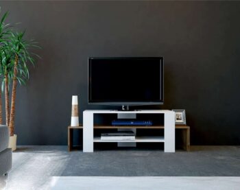Predstavujeme OSOLE, TV stolík, ktorý prináša do vašej obývačky moderný a elegantný dizajn. Tento štýlový nábytok v kombinácii bielej a orechovej farby je navrhnutý tak, aby poskytoval praktické a estetické riešenie pre vaše multimediálne zariadenia a ďalšie potreby.Detailné špecifikácieTyp tovaru: TV stolíkMateriál: Kvalitná LTD s hrúbkou materiálu 18 mm, zaisťujúca odolnosť a dlhú životnosť.Rozmery: 40 x 120 x 29.5 cm, ideálny pre moderné obývacie priestory.Farba: Elegantná kombinácia bielej a orechovej, ktorá dodáva priestoru svieži a moderný vzhľad.Vybavenie: Odkladacie police poskytujúce dostatok úložného priestoru pre elektroniku, knihy alebo dekorácie.Vzhľad: Úzka konštrukcia, ktorá sa ľahko zmestí aj do menších priestorov.Počet dverí, dvierok: Bez dverí, čo zaisťuje ľahký prístup ku všetkým uloženým veciam.Dodatočné informácie: Produkt je dodávaný v demontovanom stave, čo uľahčuje transport a montáž.TV stolík OSOLE je ideálnou voľbou pre tých, ktorí hľadajú moderný a funkčný nábytok s elegantným vzhľadom. Jeho kombinácia bielej a orechovej farby a minimalistický dizajn prinášajú do vášho domova sviežosť a moderný štýl, zatiaľ čo poskytujú dostatok úložného priestoru pre všetky vaše potreby.