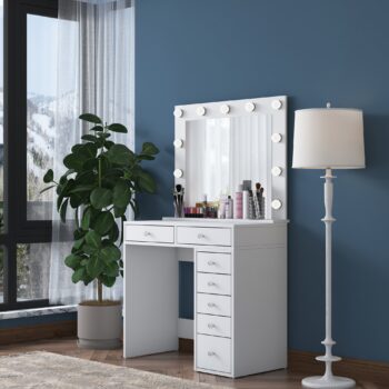 Toaletný stolík so zrkadlom OTTER – elegancia a funkčnosť pre vašu spálňuToaletný stolík OTTER je ideálnym doplnkom pre každú modernú spálňu. Vďaka svojmu minimalistickému škandinávskemu dizajnu a praktickému usporiadaniu ponúka dokonalé spojenie estetiky a funkčnosti. Jeho čisto biely vzhľad dodáva priestoru sviežosť a harmóniu.Hlavné vlastnosti toaletného stolíka OTTER:Materiál: melamín a VT laminát – odolný a ľahko udržiavateľný povrch.Rozmery: 153,4 x 90 x 44,5 cm – dostatočne priestranný stolík pre pohodlné používanie.Farba: čisto biela, ktorá skvele ladí s modernými aj klasickými interiérmi.Vybavenie:6 zásuviek na uloženie kozmetiky, šperkov alebo iných nevyhnutností.Veľké zrkadlo na pohodlnú úpravu vzhľadu.Štýl: škandinávsky – jednoduchý a elegantný dizajn.Tvar: obdĺžnikový – praktický a univerzálny dizajn vhodný do každej spálne.Hrúbka materiálu: 18 mm – pevná a stabilná konštrukcia.Dodávame v demontovanom stave s podrobným montážnym návodom pre jednoduchú montáž.Toaletný stolík OTTER je navrhnutý pre každodenné pohodlie a estetickú hodnotu. Ponúka dostatok úložného priestoru, praktické zrkadlo a moderný vzhľad, vďaka čomu zútulnia a skrášlia vašu spálňu.Zaobstarajte si toaletný stolík OTTER – spojenie elegancie, funkčnosti a štýlu vo vašej spálni!