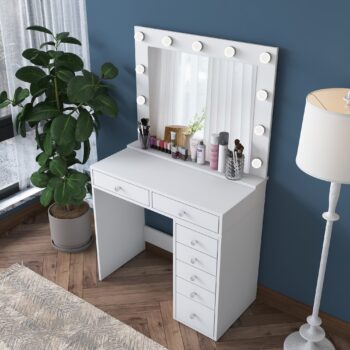 Toaletný stolík so zrkadlom OTTER – elegancia a funkčnosť pre vašu spálňuToaletný stolík OTTER je ideálnym doplnkom pre každú modernú spálňu. Vďaka svojmu minimalistickému škandinávskemu dizajnu a praktickému usporiadaniu ponúka dokonalé spojenie estetiky a funkčnosti. Jeho čisto biely vzhľad dodáva priestoru sviežosť a harmóniu.Hlavné vlastnosti toaletného stolíka OTTER:Materiál: melamín a VT laminát – odolný a ľahko udržiavateľný povrch.Rozmery: 153,4 x 90 x 44,5 cm – dostatočne priestranný stolík pre pohodlné používanie.Farba: čisto biela, ktorá skvele ladí s modernými aj klasickými interiérmi.Vybavenie:6 zásuviek na uloženie kozmetiky, šperkov alebo iných nevyhnutností.Veľké zrkadlo na pohodlnú úpravu vzhľadu.Štýl: škandinávsky – jednoduchý a elegantný dizajn.Tvar: obdĺžnikový – praktický a univerzálny dizajn vhodný do každej spálne.Hrúbka materiálu: 18 mm – pevná a stabilná konštrukcia.Dodávame v demontovanom stave s podrobným montážnym návodom pre jednoduchú montáž.Toaletný stolík OTTER je navrhnutý pre každodenné pohodlie a estetickú hodnotu. Ponúka dostatok úložného priestoru, praktické zrkadlo a moderný vzhľad, vďaka čomu zútulnia a skrášlia vašu spálňu.Zaobstarajte si toaletný stolík OTTER – spojenie elegancie, funkčnosti a štýlu vo vašej spálni!