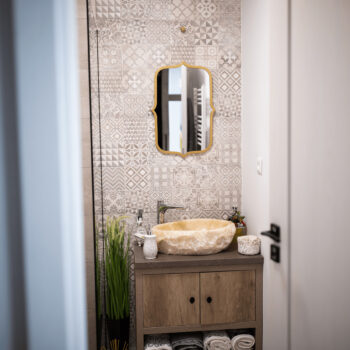 Predstavujeme vám elegantné zrkadlo na stenu Ouso v zlatej farbe, ktoré sa stane skvostným doplnkom vášho interiéru. Toto moderné zrkadlo od značky KONDELA je navrhnuté tak, aby prinieslo do vašej domácnosti nádych luxusu a štýlu. Jeho nepravidelný tvar a svetlá zlatá farba dodávajú priestoru…