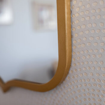 Predstavujeme vám elegantné zrkadlo na stenu Ouso v zlatej farbe, ktoré sa stane skvostným doplnkom vášho interiéru. Toto moderné zrkadlo od značky KONDELA je navrhnuté tak, aby prinieslo do vašej domácnosti nádych luxusu a štýlu. Jeho nepravidelný tvar a svetlá zlatá farba dodávajú priestoru…