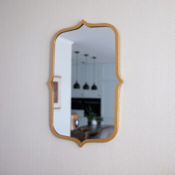 Predstavujeme vám elegantné zrkadlo na stenu Ouso v zlatej farbe, ktoré sa stane skvostným doplnkom vášho interiéru. Toto moderné zrkadlo od značky KONDELA je navrhnuté tak, aby prinieslo do vašej domácnosti nádych luxusu a štýlu. Jeho nepravidelný tvar a svetlá zlatá farba dodávajú priestoru…