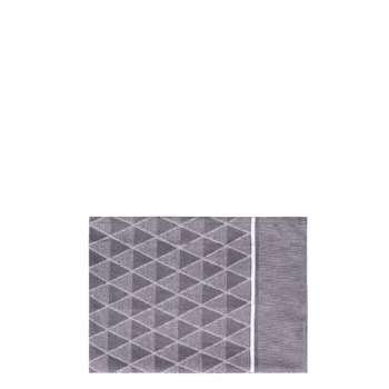 Kuchynská utierka Basic Ambiente s geometrickým vzorom v neutrálnych sivých odtieňoch. Vyrába sa z bavlneného žakáru, ktorý je priedušný, príjemný na dotyk a skvele absorbuje vlhkosť.