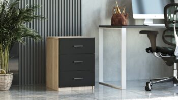 VARIO 3: Prémiová komoda, ktorá pridáva hodnotu do Vašej kancelárie alebo pracovnePredstavujeme vám VARIO 3 – komodu so skrinkou, ktorá pridáva eleganciu a funkcionalitu do vášho pracovného prostredia. Jej moderný a zároveň časovo overený dizajn je ideálny pre kancelárie a pracovne, kde oceníte nielen estetický vzhľad, ale aj praktickosť a kvalitu spracovania.Typ tovaru: Komoda, skrinkaVhodné do miestnosti: Kancelária, pracovňaMateriál: LTDRozmer: 61.8 x 44.5 x 46.6 cmFarba: Dub + čiernaVybavenie: 3 zásuvkyPotěšte sa moderným dizajnom komody VARIO 3, ktorá vyniká kombináciou dubového odtieňa s čiernymi prvkami. Tento kontrastný vzhľad zaručuje, že komoda bude skutočným skvostom vo vašom interiéri. K tomu pridávame vysokú úroveň funkčnosti vďaka trom zásuvkám, ktoré poskytujú dostatok priestoru pre ukladanie dôležitých dokumentov alebo kancelárskych potrieb.Vyrobena z vysokokvalitného materiálu LTD, komoda VARIO 3 garantuje dlhú životnosť a vynikajúcu odolnosť voči opotrebeniu. Jej rozmery sú ideálne pre umiestnenie v rôznych typoch priestorov, čo z nej robí flexibilný nábytkový kus, ktorý sa hodí do akéhokoľvek štýlu interiéru.Dodávame v demonte.
