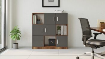 VARIO 7 - Luxusná komoda/skrinka pre vašu kanceláriu alebo pracovňuS produktom VARIO 7 prinášame do vášho pracovného prostredia nádheru a eleganciu. Táto komoda/skrinka je dokonalým spojením funkcionality a štýlu, vhodným do kancelárie alebo pracovne.Vyrobená z kvalitného materiálu LTD, VARIO 7 zaručuje trvanlivosť a spoľahlivosť. S rozmermi 121.8 x 119.9 x 37.6 cm ponúka dostatok priestoru pre uskladnenie vašich dôležitých dokumentov a vecí.Kombinácia farieb, ktorú ponúka - baroko a antracit, je prejavom luxusu a vkusu. Táto komoda/skrinka prinesie do vašej kancelárie alebo pracovne osobitú atmosféru.Vybavenie VARIO 7 je špičkové. Má plné dvere pre skrinku a inteligentne usporiadané regály, ktoré vám pomôžu udržať vaše veci dobre organizované a ľahko dostupné.Dodávame v demonte.Investujte do luxusnej komody/skrinky VARIO 7 a zvýšte svoju efektivitu v kancelárii alebo pracovni. S touto komodou/skrinkou budete mať nielen účinný úložný priestor, ale aj výnimočný nábytok, ktorý zdôrazní váš vkus a štýl.