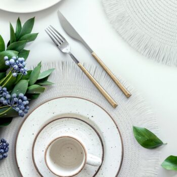 Okrúhla podložka v boho štýle so strapcami - prestieranie 38 cm biela