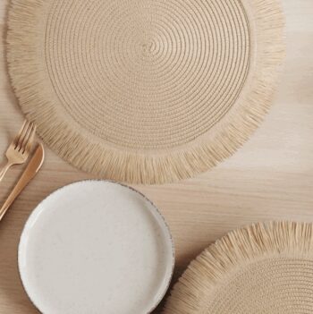 Okrúhla podložka v boho štýle so strapcami - prestieranie 38 cm biela