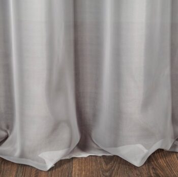 Originálna strieborná záclona s dekoračným pruhom zdobeným mohérovou niťou 140 x 250 cm
