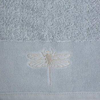 Osuška v modro-sivej farbe s výšivkou vážky prešívanou striebornou niťou Šírka: 50 cm | Dĺžka: 90 cm