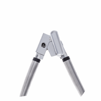 Otvárač na konzervy s rúčkou je kúsok, ktorý nesmie chýbať ani vo vašej kuchyni. Vďaka ergonomicky tvarovanej rukoväti perfektne padne do ruky a zabezpečuje pohodlné používanie. Jednoduchý otočný mechanizmus a špeciálne tvarované ostrie umožňujú rýchle a ľahké otváranie konzerv bez námahy. Používanie otvárača je bezpečné, pretože sa nemusíte dotýkať ostrých okrajov konzerv, čím minimalizujete riziko poranenia. Vysoko kvalitná nehrdzavejúca oceľ zaručuje trvanlivosť a odolnosť nástroja, ktorý sa ľahko čistí a je vhodný aj do umývačky riadu. Pred prvým použitím odporúčame otvárač dôkladne opláchnuť pod teplou vodou so saponátom a osušiť.